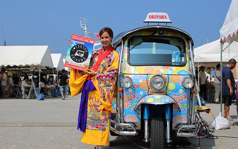 沖縄伝統衣装とトゥクトゥクでイベント出展