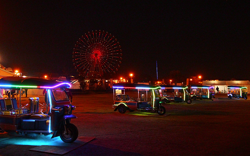 TUKTUKトゥクトゥクイベントでLEDライト点灯 観覧車と撮影