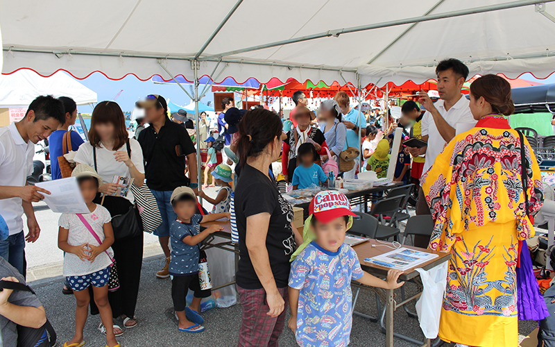 沖縄伝統衣装とトゥクトゥクでイベント出展 人混み